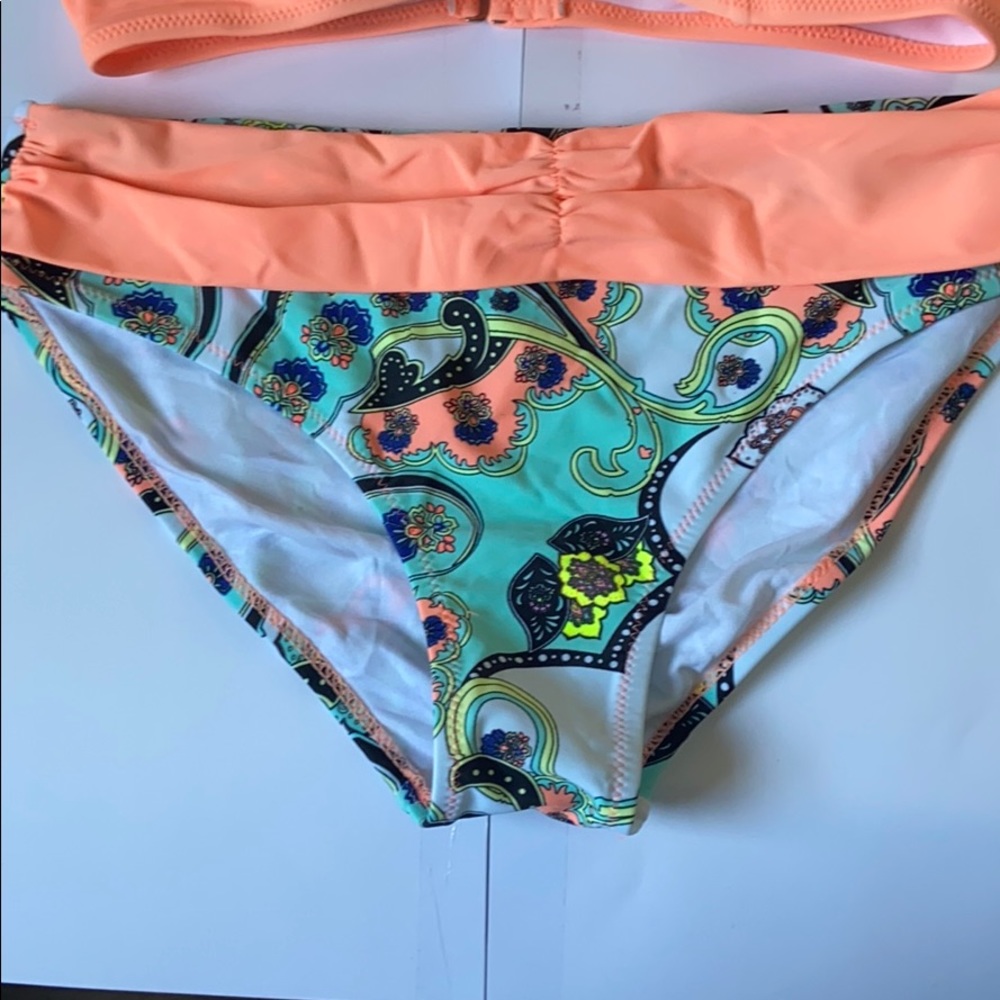 Bikini - Picture 3 of 3